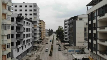 Depremin merkezine komşu şehir Osmaniye’de o caddeyi insan seslerinin yerini iş makinesi sesleri aldı
