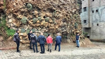 Depremler sonrası Saimbeyli’de tehlikeli kayalar temizleniyor
