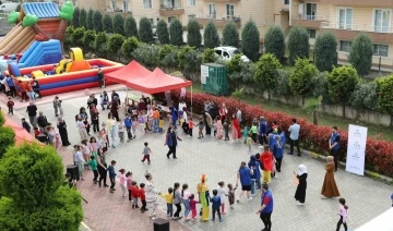 Depremzede çocuklar 23 Nisan etkinliğinde eğlendi
