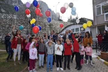 Depremzede çocuklar ‘tek katlı ev’ dileyerek balonları gökyüzüne saldı
