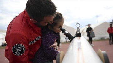 Depremzede çocuklar teleskopla uzayı keşfediyor