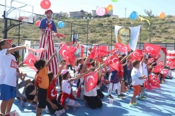 Depremzede Cumhuriyet çocukları, düzenlenen etkinlikte doyasıya eğlendi
