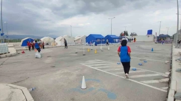 Depremzede gençler sınavlara çadır kentte kurulan parkurda hazırlanıyor