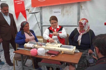 Depremzede kadınlar, depremin izlerini silmeye çalışıyor
