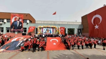 Derince’de öğrenciler dev Türk bayrağı açtı
