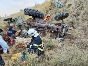 Traktörün altında kalan sürücüyü itfaiye ekipleri kurtardı