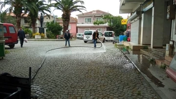 Dilovası’nda cadde ve sokaklar tazyikli suyla yıkanıyor
