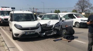 Bursa'da direksiyon başında bilincini kaybetti, 3 otomobile çarptı