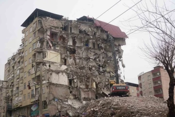 Diyarbakır’da acil yıkım kararı alınan yapılar bir bir yıkılıyor
