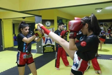 Diyarbakır’da ailelerinin desteğini alan kadın kick boksçular Dünya Kupası’na hazırlanıyor
