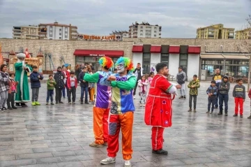 Diyarbakır’da depremzede çocuklar animasyon ekibiyle doyasıya eğlendi
