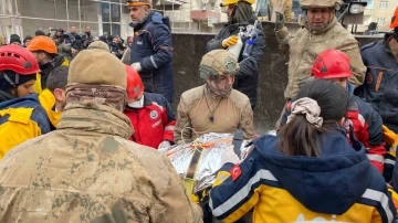 Diyarbakır’da enkaz altında kalan kadın 56 saat sonra kurtarıldı
