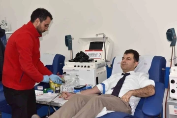 Diyarbakır’da hastane personeli ve vatandaşlar kan bağışında bulundu
