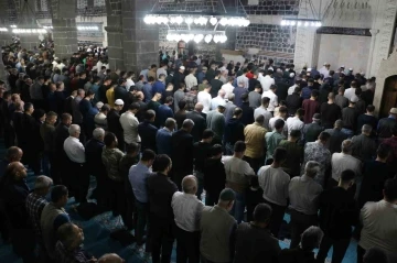 Diyarbakır’da Kadir Gecesi dualarla idrak edildi
