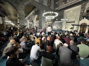Diyarbakır’da Kadir Gecesi’nde cami cemaatine Kur’an-ı Kerim dağıtıldı
