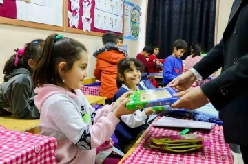 Diyarbakır’da köy okullarındaki çocuklar ziyaret edilip hediye dağıtıldı
