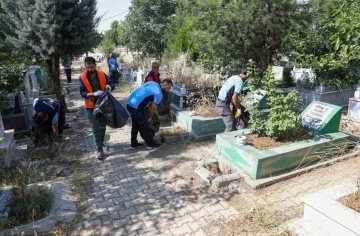 Diyarbakır’da mezarlıklarda bayram temizliği
