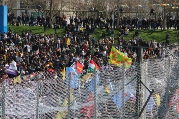 Diyarbakır’da Nevruz kutlamasında terör paçavrası açıp slogan atıldı

