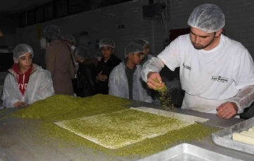 Diyarbakır’da öğrenciler, tatlının yapım aşamasını yerinde gördü
