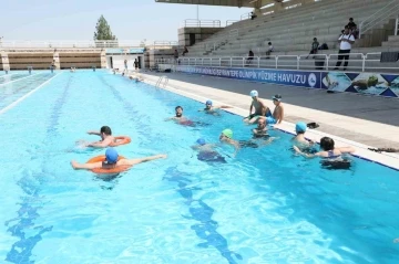 Diyarbakır’da otizmli bireyler için yüzme dersi başladı
