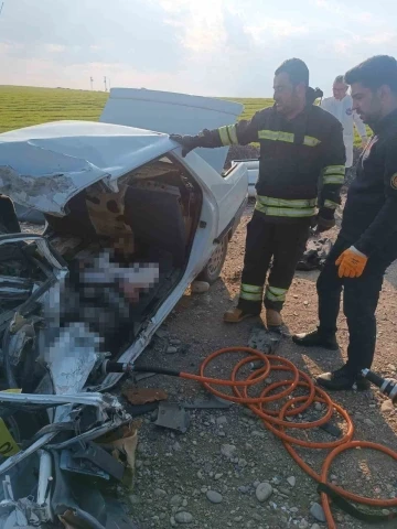 Diyarbakır’da otomobil ile kamyon çarpıştı: 2 ölü, 1 ağır yaralı
