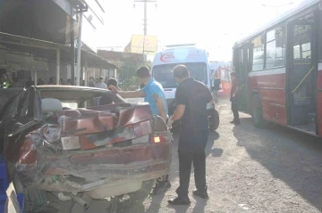 Diyarbakır’da park halindeki otomobile otobüs çarptı
