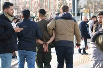 Diyarbakır’da polise taş attığı tespit edilen 200’e yakın kişi gözaltına alındı
