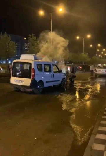 Diyarbakır’da seyir halindeki araç alev aldı

