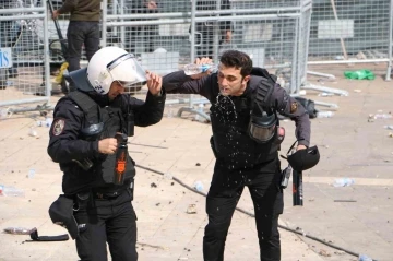 Diyarbakır’da terör yandaşları polise taş ve su şileleri fırlattı
