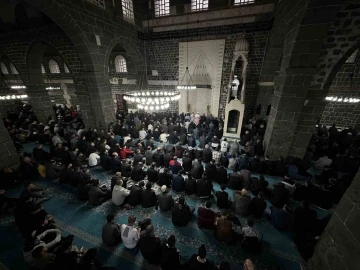 Diyarbakır’da vatandaşlar bayram namazı için Ulu Cami’ye akın etti
