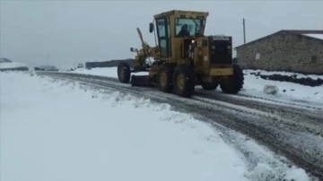 Diyarbakır'da kar nedeniyle ulaşıma kapanan yollar, belediye ekiplerince açıldı