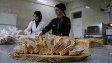 Diyarbakır'da kurulan "glütensiz mutfak"ta çölyak hastası öğrencilere ekmek üretiliyo