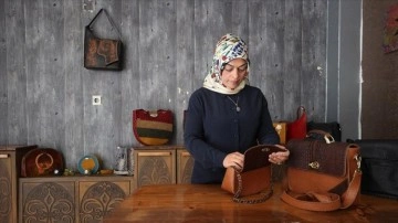 Diyarbakırlı kadın kişiye özel tasarladığı deri çantaları yurt dışına gönderiyor