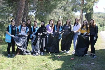 Doğa dostu öğrenciler, çevre temizliği yaptı
