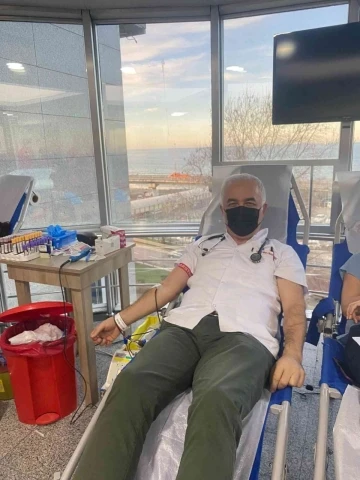 Doktor, hemşire ve sağlık çalışanlarından kan bağışı kampanyasına destek
