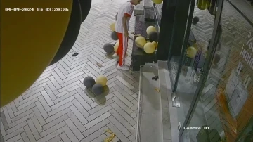 Döner bıçakları ile iş yerinin balonlarını parçaladılar