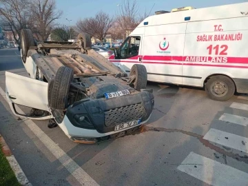 Bursa'da döner kavşakta çarpışan 2 araçtan biri takla attı: 2 yaralı