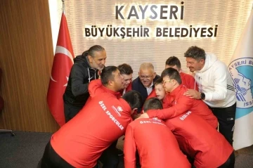 Down Futsal Takımı sporcularından Başkan Büyükkılıç’a sevgi gösterisi
