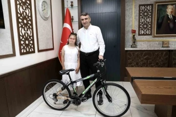 Down sendromlu çocuğa bisiklet hediye edildi
