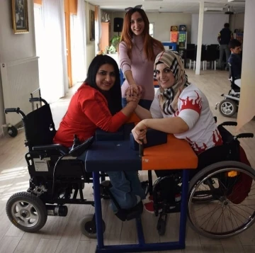 Dramdan doğan başarı engelli sporcu Elif Çelik: &quot;Müdür okula kabul etmemişti, şimdi Türkiye birinciliğim var”
