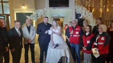 Düğün takılarını depremzedelere bağışladılar