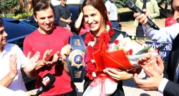  Dünya Güreş Şampiyonası'nda altın madalya kazanan Buse Tosun Çavuşoğlu'na Yalova'da coşkulu karşılama