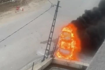 Bursa'da duvara çarpan otomobil yanarak kullanılamaz hale geldi