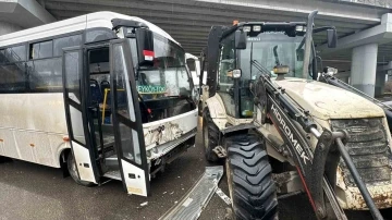 Düzce’de halk otobüsü iş makinesi ile çarpıştı: 8 yaralı
