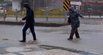 Edirne’de sağanak yağış zor anlar yaşattı
