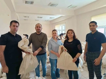 Edirne’de seçimde görev alacak sandık başkanlarına torbalar teslim edildi
