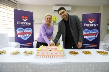 Egekent Hastanesi Tıbbi Onkoloji Bölümü kuruluşunu hastalarıyla birlikte kutladı
