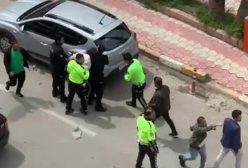 Ehliyetsiz araç kullanan kardeşine ceza yazan polis memurunu bıçakladı