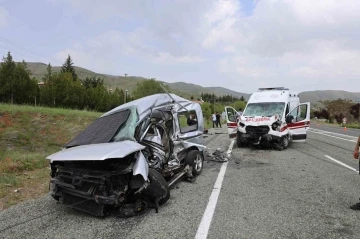 Elazığ’da feci kaza: Ambulans ile hafif ticari araç çarpıştı 2’si polis 6 yaralı
