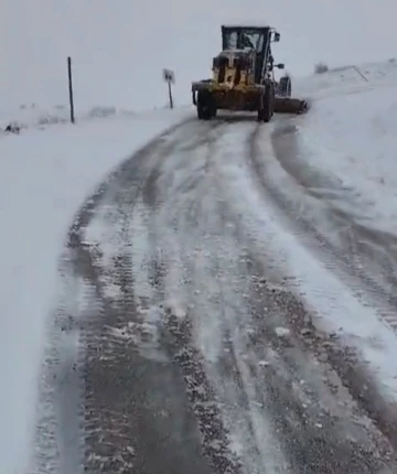 Elazığ’da kar yağışı nedeniyle 30 köy yolu ulaşıma kapandı

